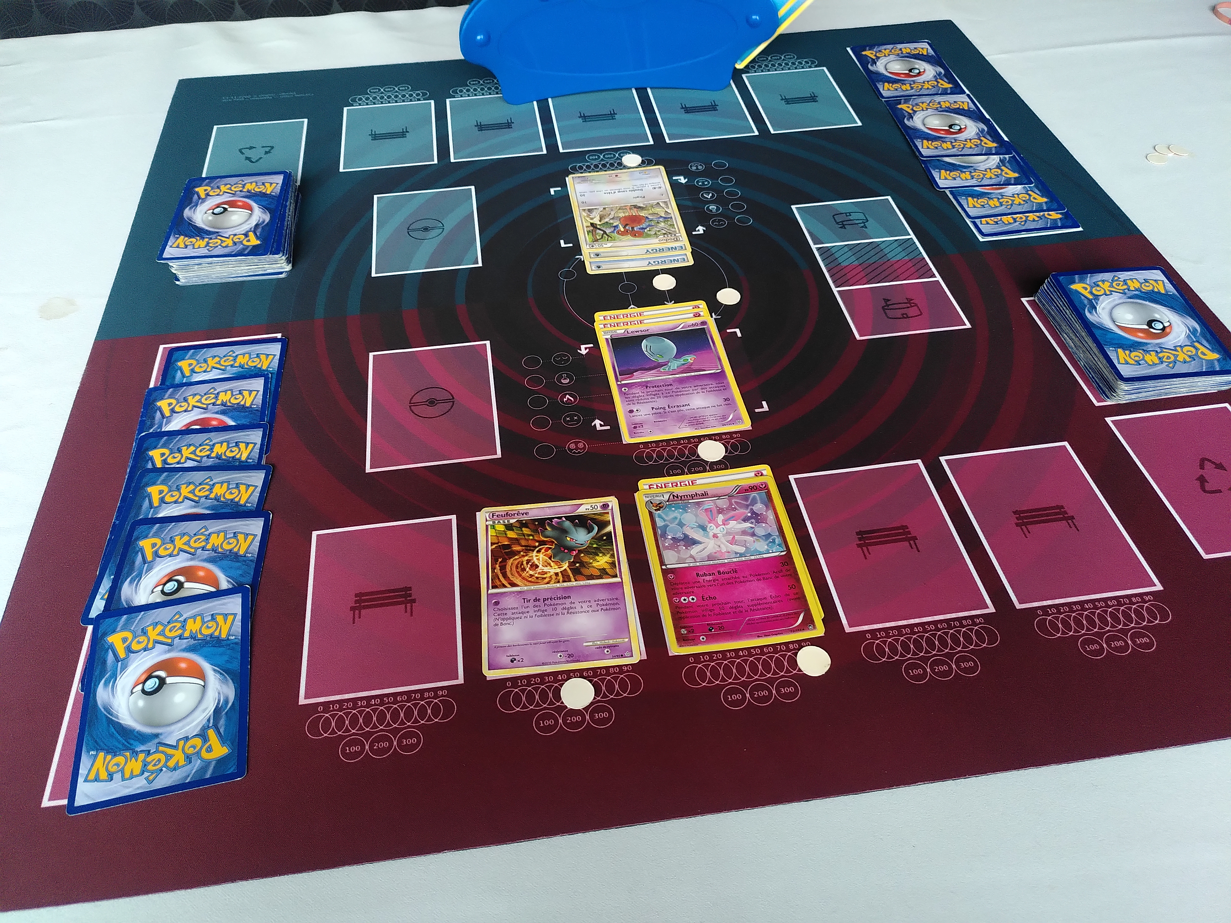 Une photo d'une partie de jeu de carte en cours, montrant notamment la position des marqueurs.
